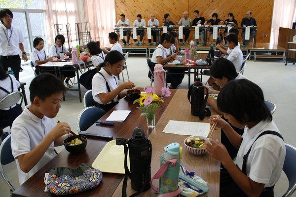 丼物を食べている小学生の写真